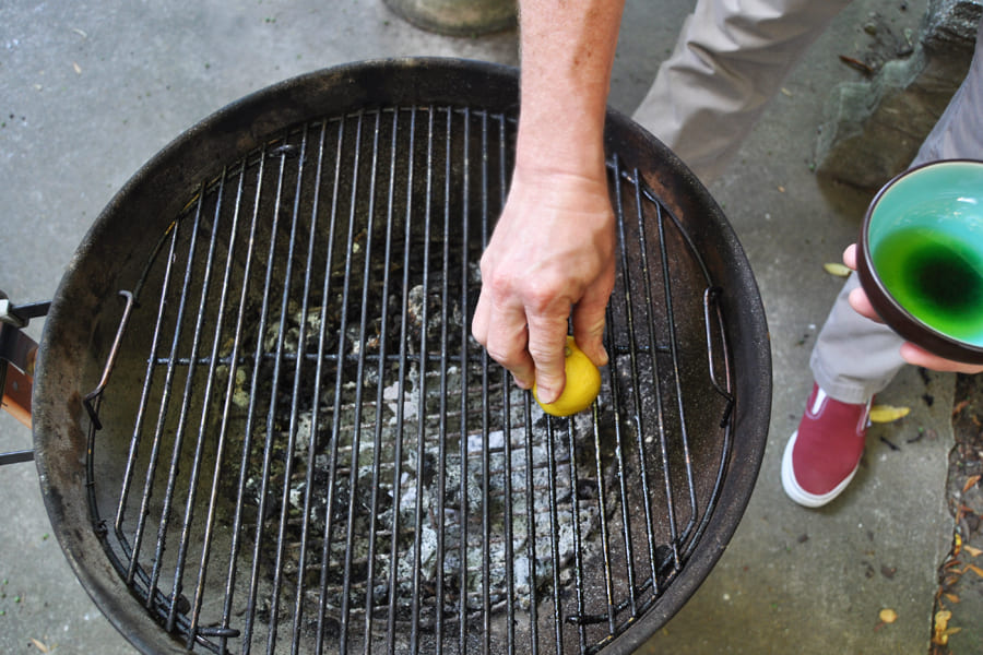 Cleaning the grill with a lemon