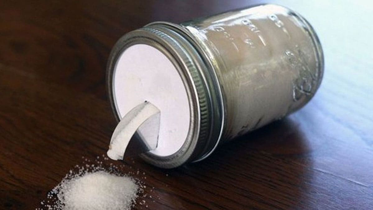 Salt spout on a Mason jar 