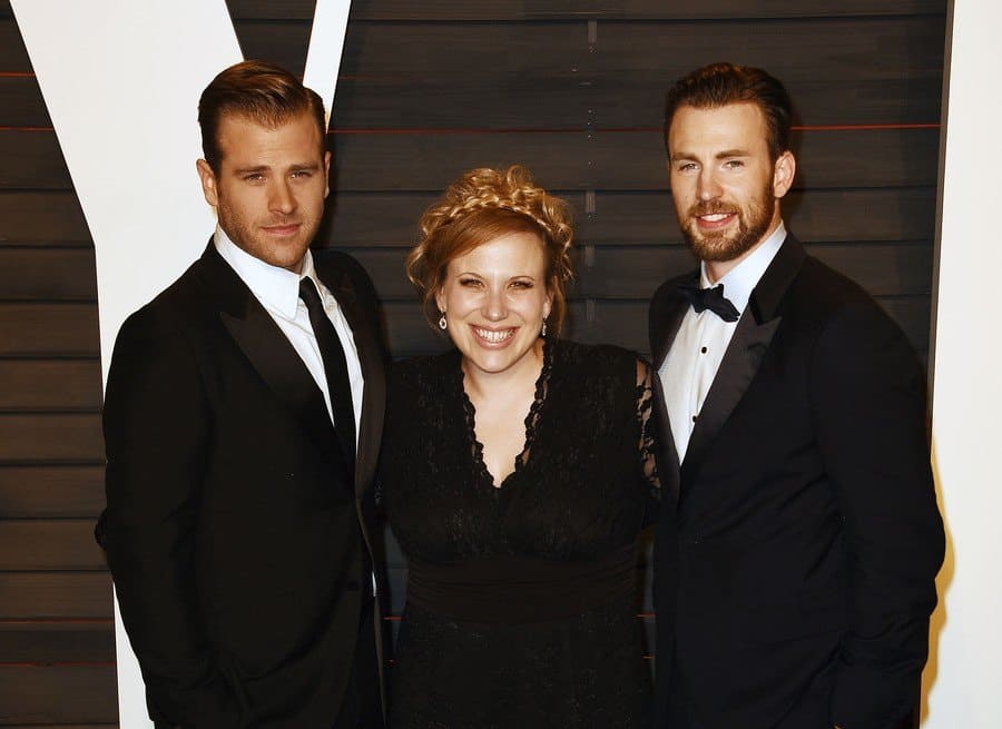 Scott Evans, Carly Evans, and Chris Evans in a black suit and tie dress for the Vanity Fair Oscar Party. 