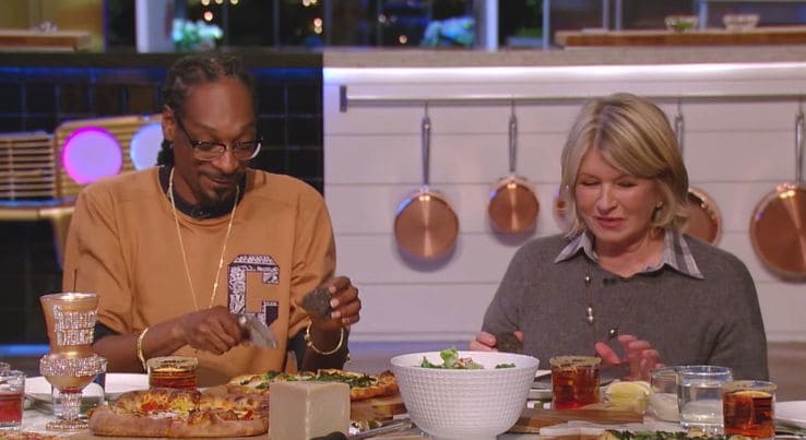 Martha and Snoop eating pizza on their potluck dinner show. 