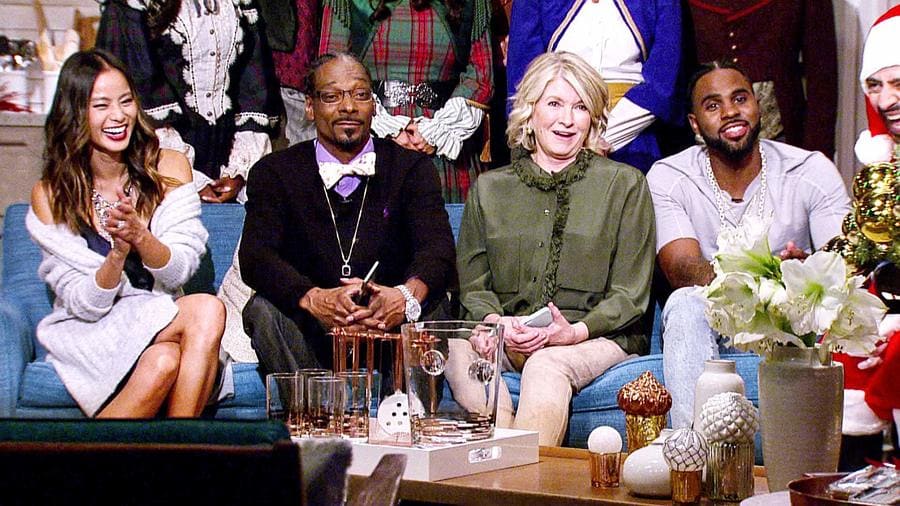 Martha, Snoop, Jason Derulo, and Jamie Chung singing Christmas carols at the end of an episode. 