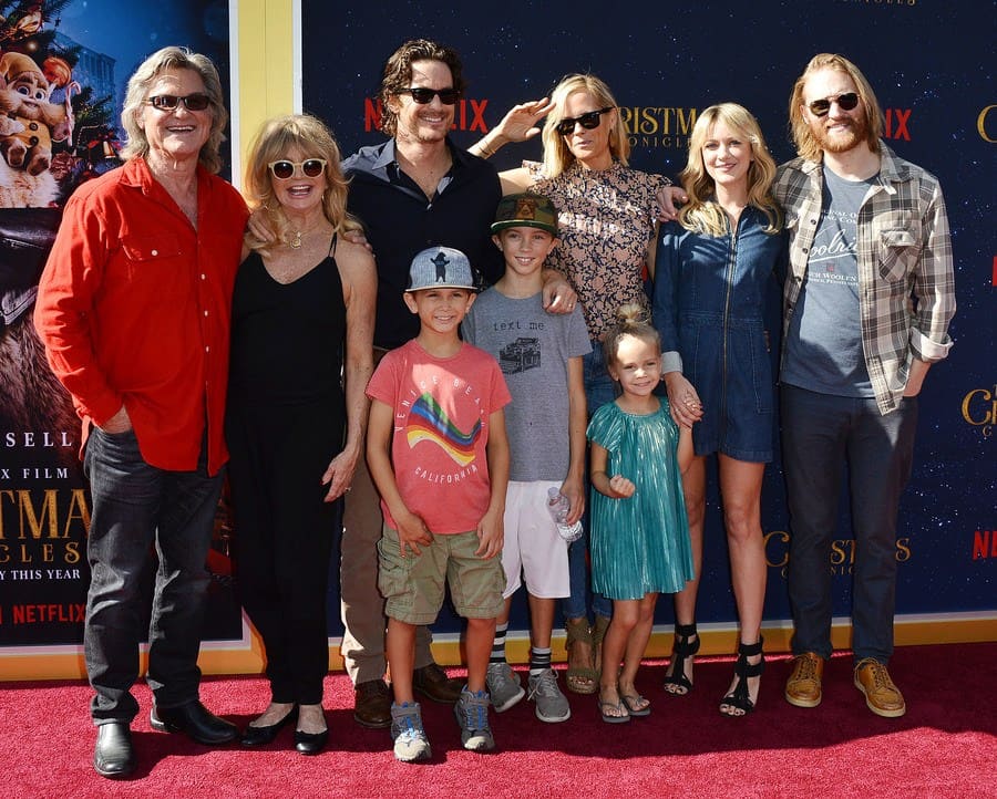 Goldie Hawn and Kurt Russell with their kids and grandkids. 
