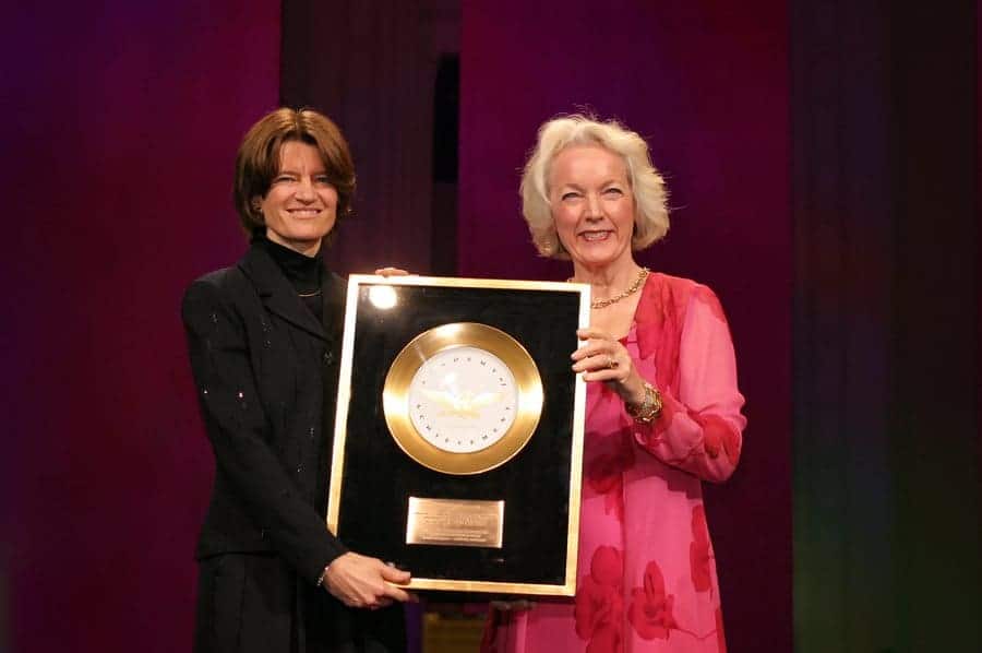Dr. Tenley Albright presenting the Golden Plate Award to Dr. Sally K. Ride in 2004. 