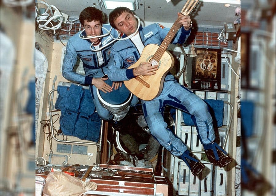 Sergei krikalev (left) and Alexander Volkov play music aboard mir, 1989.