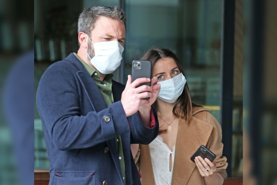 Ben Affleck and Ana de Armas pick up lunch to-go during quarantine