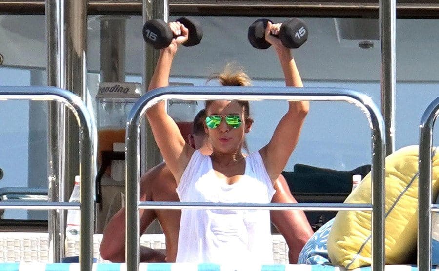 Jennifer Lopez is lifting weights on her patio 