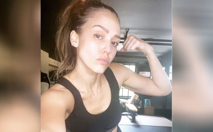 Jessica Alba showing off her arm muscle at the gym 