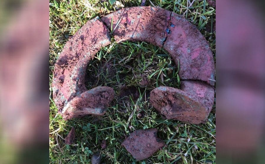 The horseshoe looking chain that was stuck in the ground 