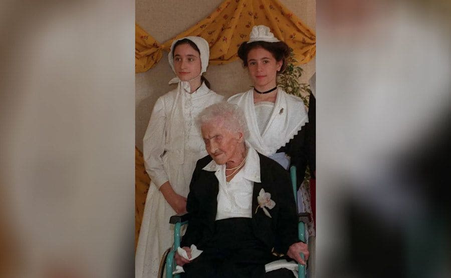 Jeanne Calment with young girls 