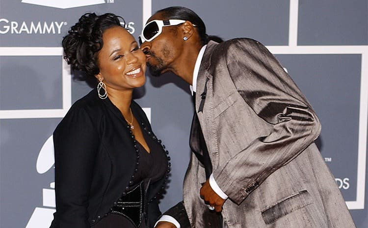 Snoop Dogg giving Shante Taylor a kiss on the cheek on the red carpet 
