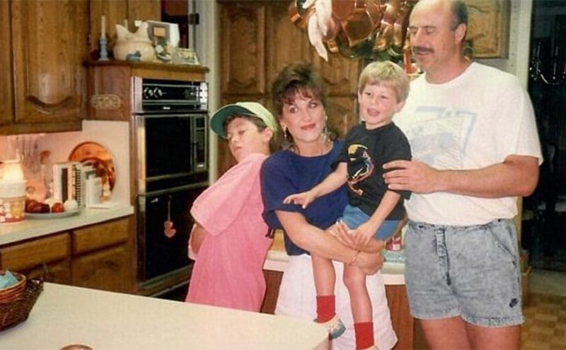 Robin and Phil McGraw with their two children when they were younger 