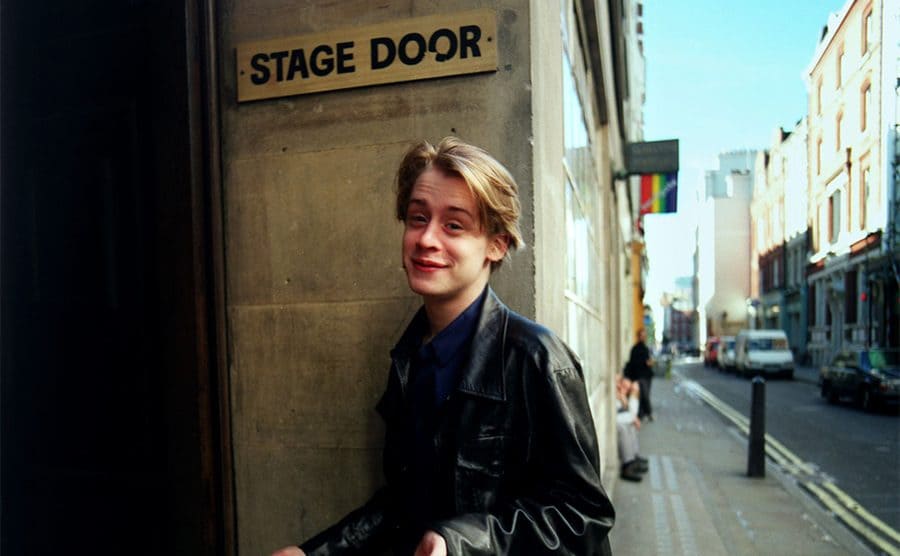 Macaulay Culkin caminando en la puerta del escenario
