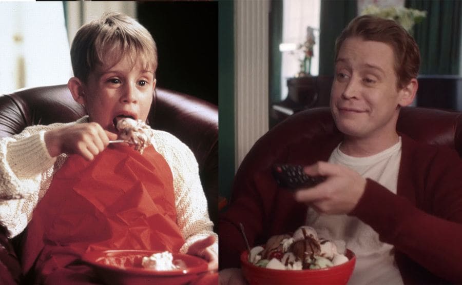Macaulay Culkin solo en casa comiendo un tazón de helado a su lado haciendo lo mismo hoy en día.