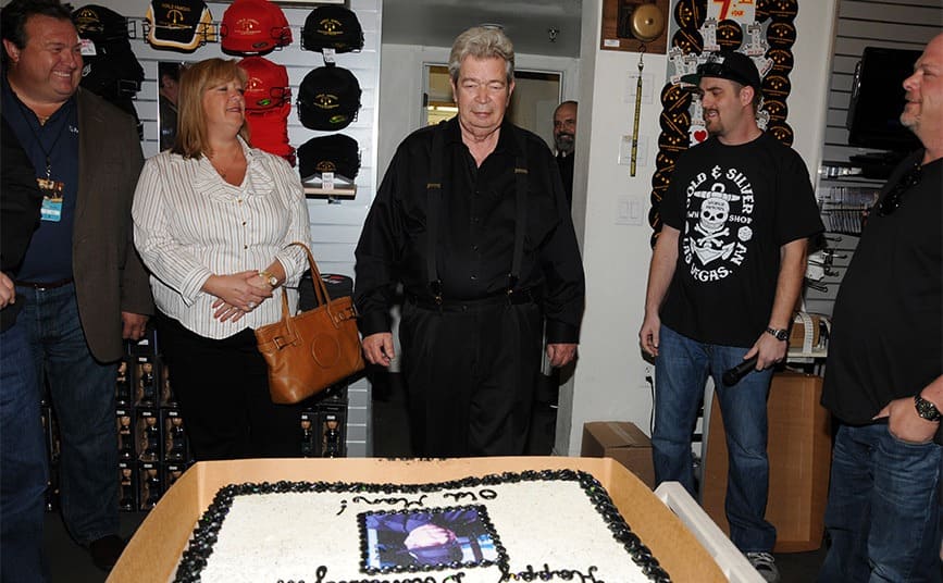 Richard Harrison en su cumpleaños #71 con un gran pastel en la tienda