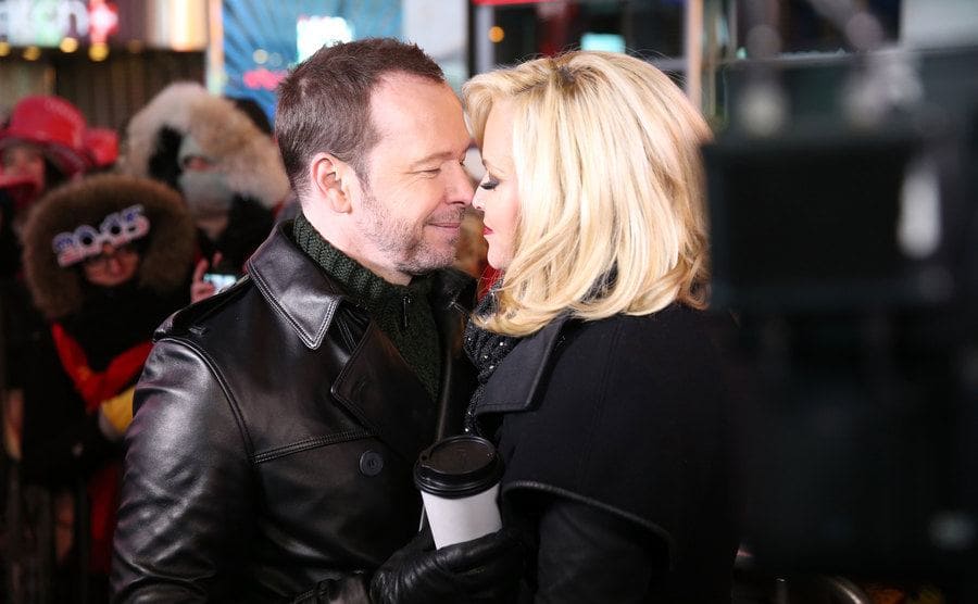 Donnie y Jenny a punto de besarse con cara de enamorados en Times Square
