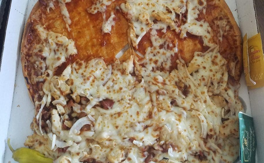 14 Pizza con todo el queso desparramado