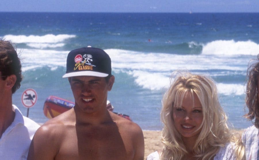 Huntington Beach, Ca. Pamela Anderson con su nuevo novio de 26 años, el surfista profesional Kelly Slater en Huntington Beach en una competencia de surf
