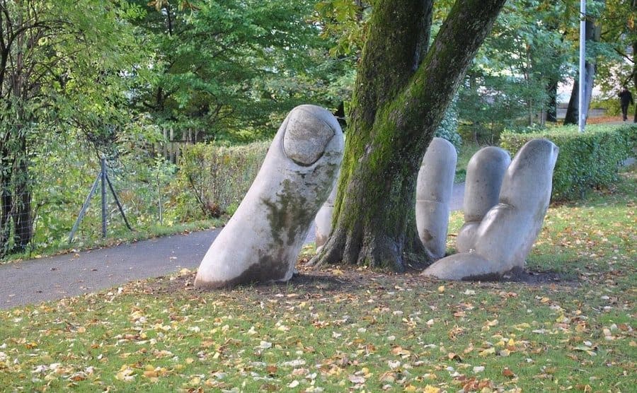“The Caring Hand”, escultura en Glarus, Suiza