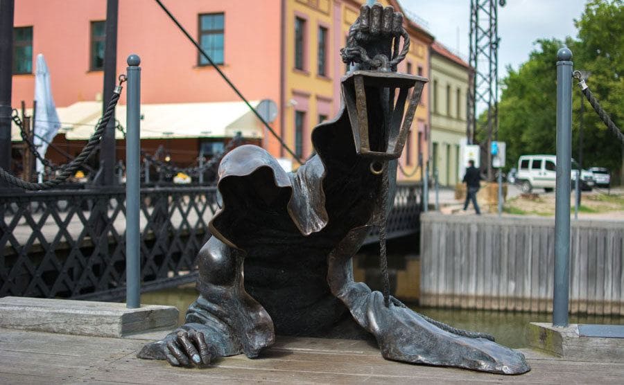 “Black Ghost”, Tenebrosa estatua que sale del agua, en Klaipeda, Lituania.
