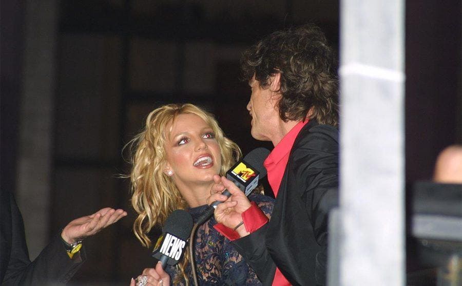Britney Spears y Mick Jagger durante una entrevista en el VMAS 2001