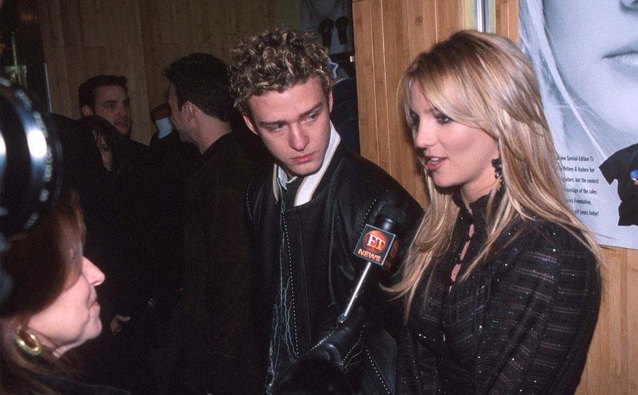 Britney junto a Justin Timberlake siendo entrevistada 