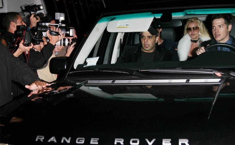 Paparazzis fotografían a Britney desde afuera del automóvil 