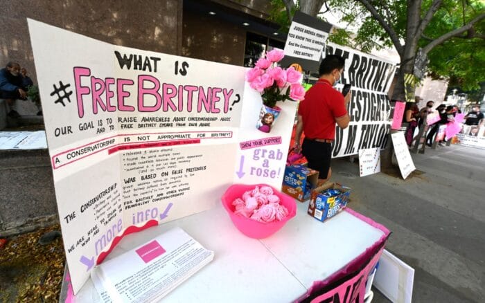 Pancartas en la protesta de Britney Spears #FreeBritney a las afueras de la Corte de Los Ángeles
