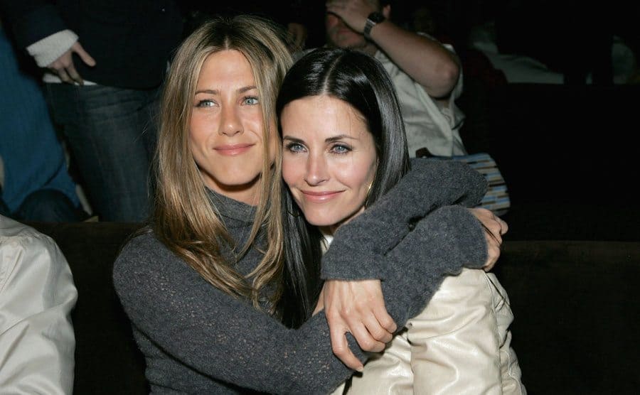 Jennifer and Courteney hugging for a photograph 