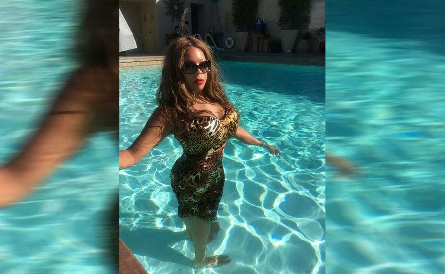 Wendy Williams wearing a dress in the pool 