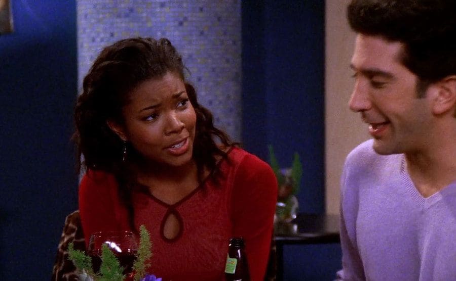 Gabrielle Union hablando con Ross en una escena de Friends