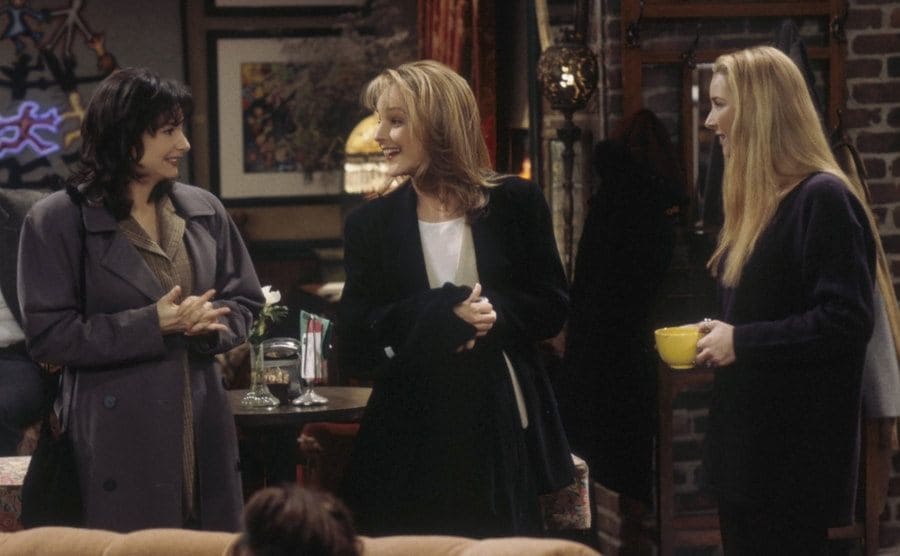 Leila Kenzle, Helen Hunt y Lisa Kudrow alrededor de la cafetería en una escena de Friends