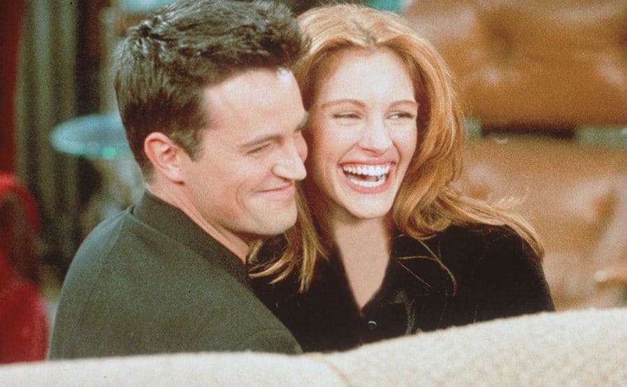 Matthew Perry y Julia Roberts riéndose en una escena de Friends