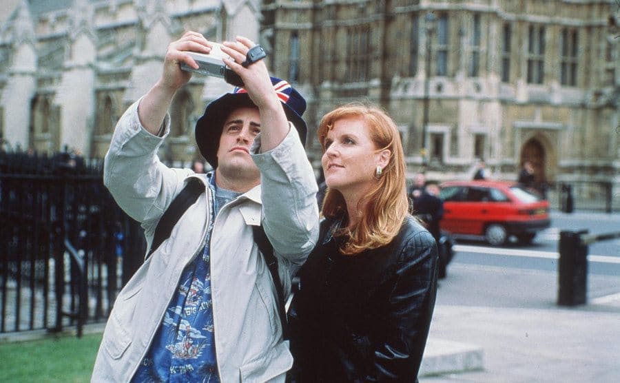 Sarah Ferguson y Matt LeBlanc tomándose un selfie en una escena de Friends
