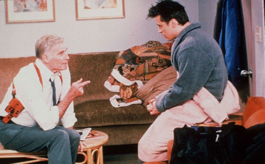 Charlton Heston hablando con Matt LeBlanc en una escena de Friends