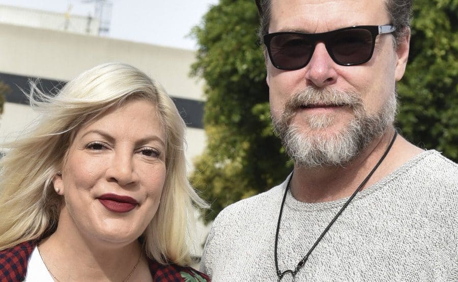 Tori Spelling and Dean McDermott pose for a portrait.