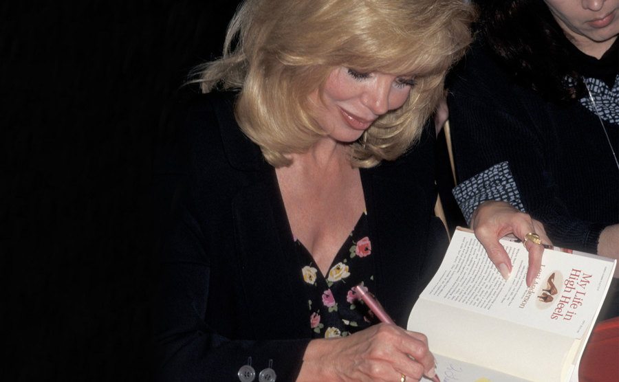 Loni Anderson signs her new book. 