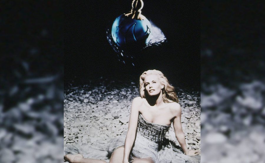 Daryl Hannah is featuring the fragrance ‘’Sun Moon Stars’’ by Karl Lagerfeld. 