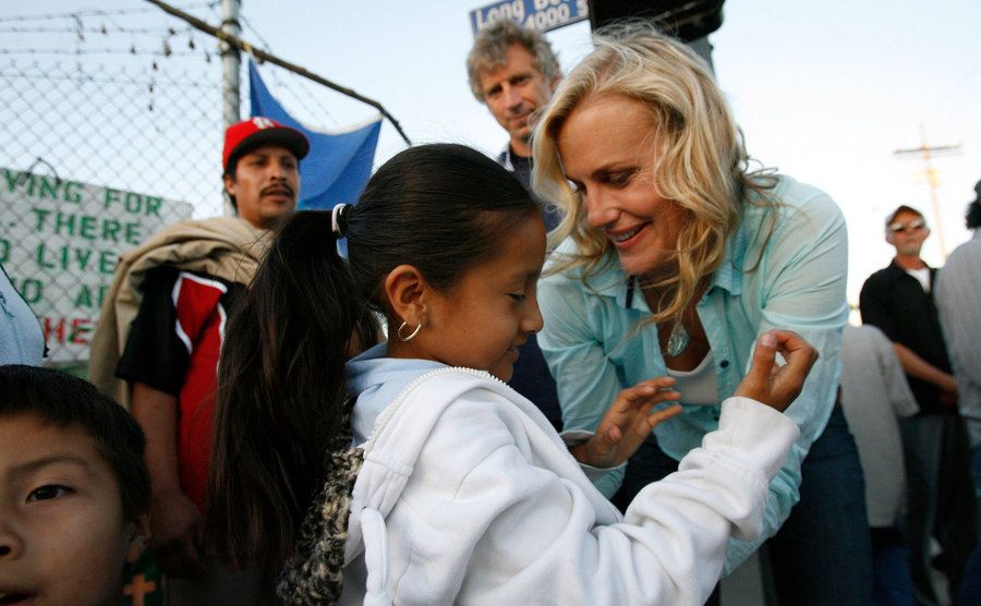 Daryl Hannah talks to the people attending an environmental manifestation.