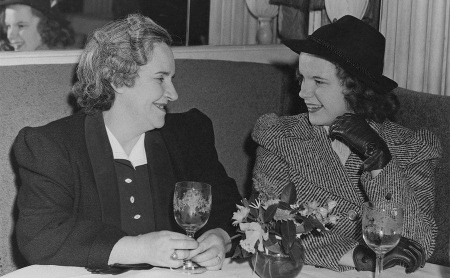 Judy Garland and her mother Ethel Marion Gumm are out for dinner. 