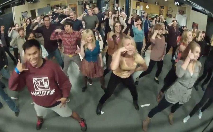The cast and crew of TBBT do a flash mob on set. 