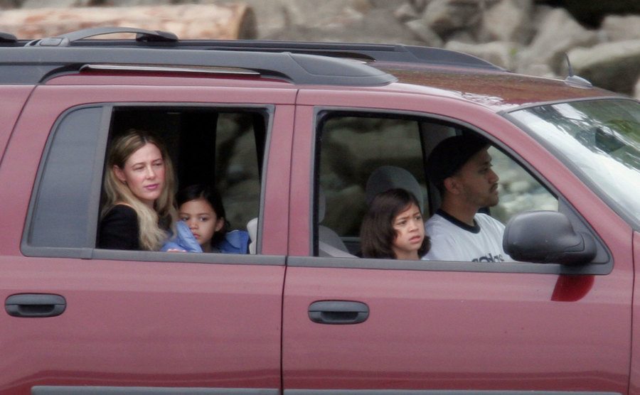 Mary, Vili y sus hijos conducen por la playa. 