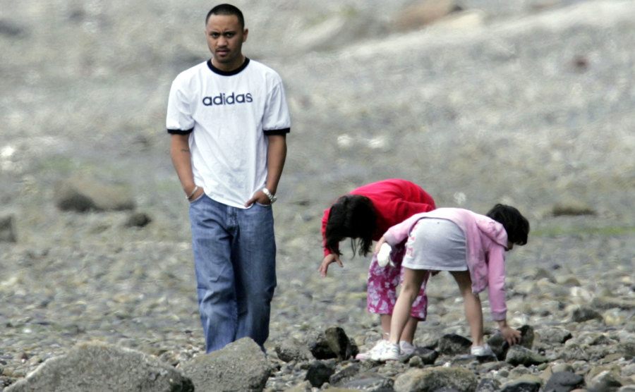 Fualaau pasea por la playa con sus dos hijas. 
