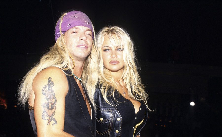 Bret Michaels und Pamela Anderson posieren zusammen bei einer Veranstaltung