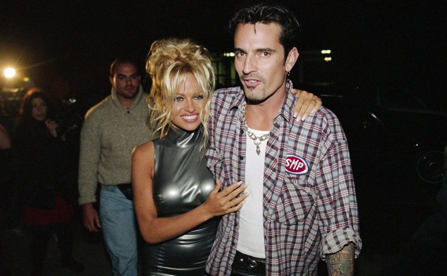 Pamela Anderson und Tommy Lee umarmen sich auf dem roten Teppich