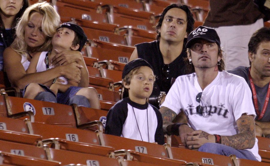 Pamela Anderson e Tommy Lee com seus filhos Brandon Thomas e Dylan Jagger no estádio dos X Games