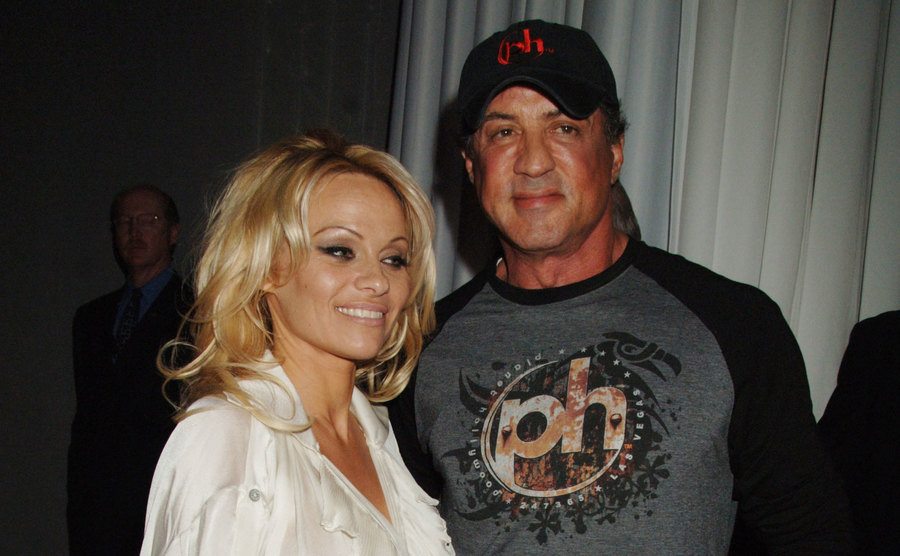 Pamela Anderson und Sylvester Stallone posieren gemeinsam auf einer Party 