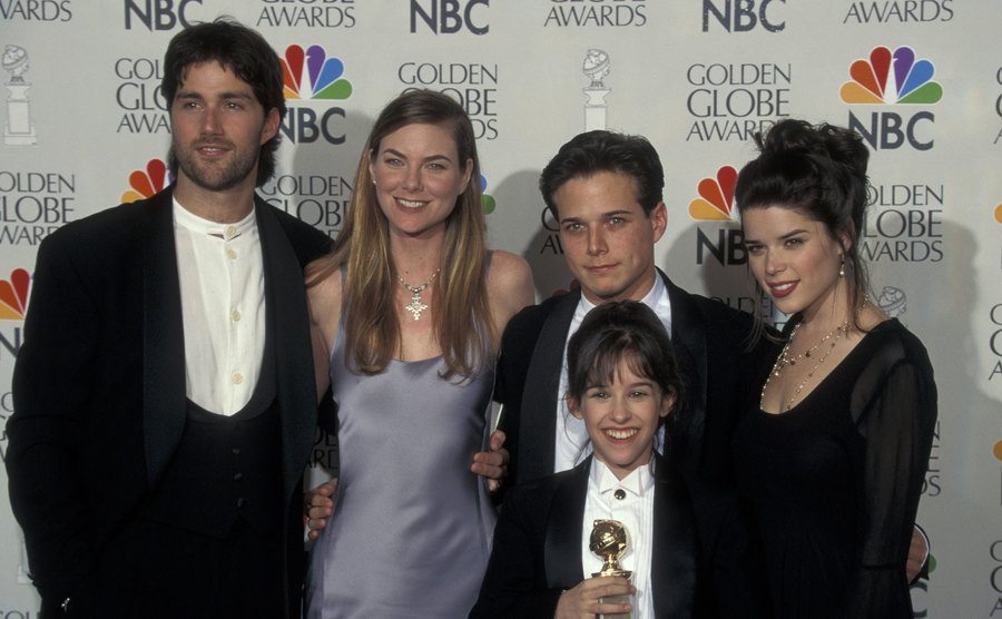 Matthew Fox, Paula Devicq, Scott Wolf, Lacey Chabert, and Neve Campbell pose with their Golden Globe Award. 