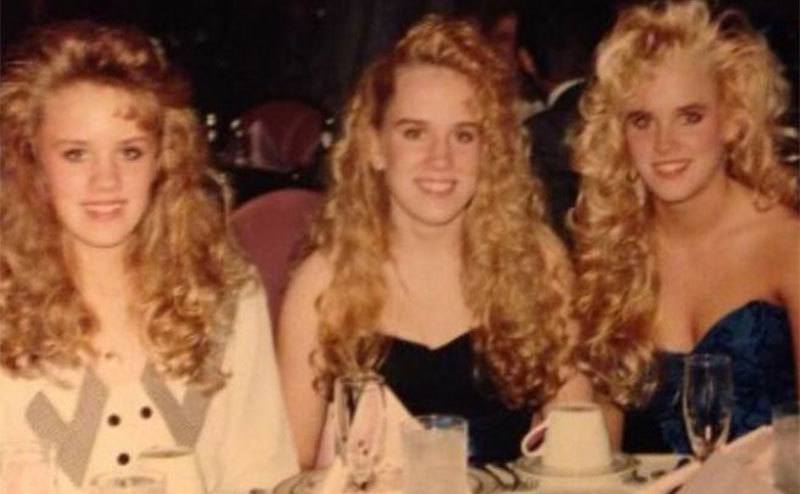 Jenny McCarthy sentada com as irmãs num jantar 
