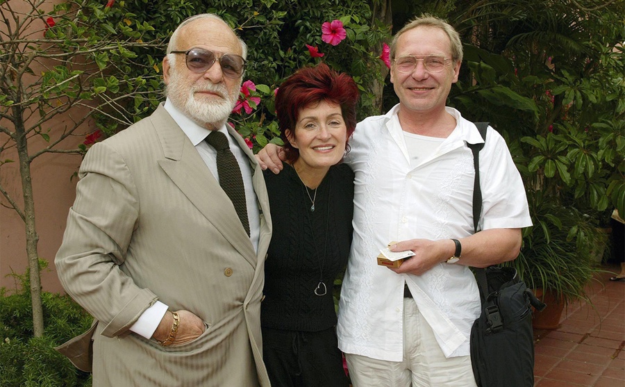 Don Arden, Sharon Osbourne, e David Osbourne posando em uma festa 