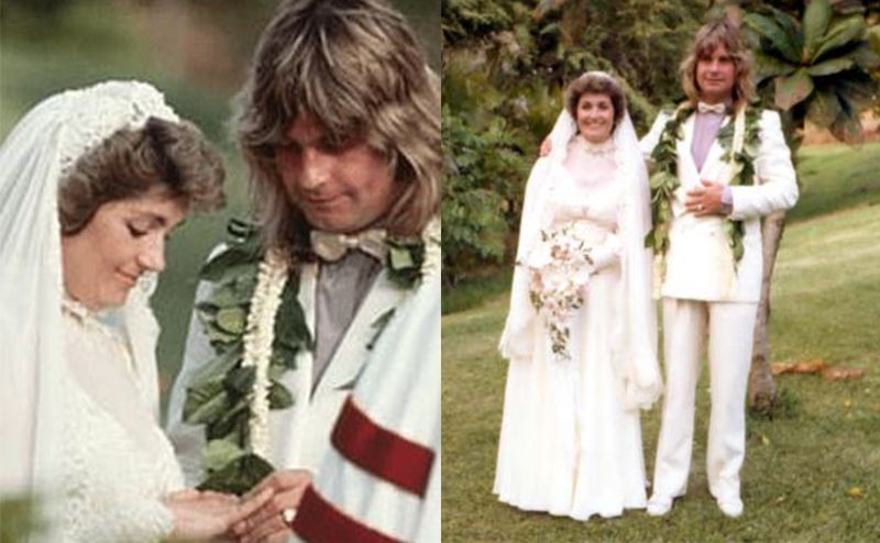 Ozzy Osbourne colocando a aliança no dedo de Sharon em seu casamento / Sharon e Ozzy posando no dia do casamento 
